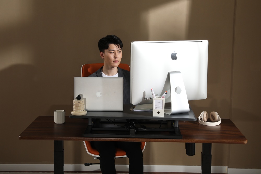 移动办公使用者是否需要便携电动升降桌(图1) HE90-坐姿