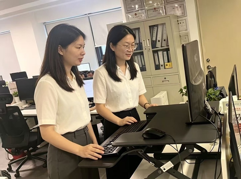Sit-Stand Freedom, Amplified: Kcourorouge Product Experience Day Visits Shenzhen Nuoda Technology(图3) 员工试用1.jpg